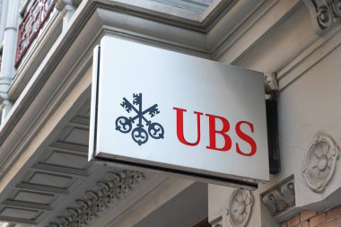 VALENCIA, İspanya - 31 Ocak 2022: UBS, İsviçre 'nin çok uluslu yatırım bankası ve finans hizmetleri şirketidir.
