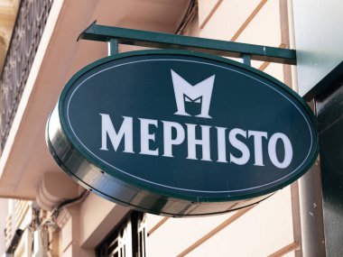 VALENCIA, İspanya - Şubat 02, 2022 Mephisto ünlü bir şehir ve gündelik ayakkabı şirketidir.
