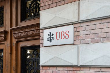 VALENCIA, İspanya - 31 Ocak 2022: UBS, İsviçre 'nin çok uluslu yatırım bankası ve finans hizmetleri şirketidir.