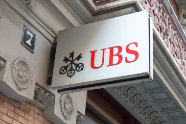 VALENCIA, İspanya - 31 Ocak 2022: UBS, İsviçre 'nin çok uluslu yatırım bankası ve finans hizmetleri şirketidir.