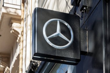 VALENCIA, İspanya - Şubat 02, 2022 Mercedes Benz, Alman lüks otomotiv markası.