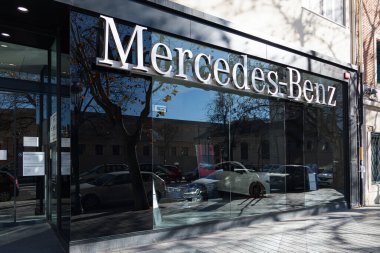 VALENCIA, İspanya - Şubat 02, 2022 Mercedes Benz, Alman lüks otomotiv markası.