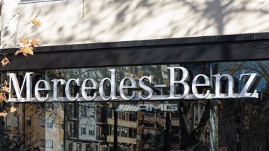 VALENCIA, İspanya - Şubat 02, 2022 Mercedes Benz, Alman lüks otomotiv markası.