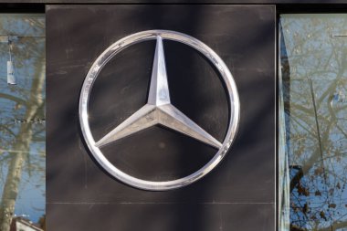 VALENCIA, İspanya - Şubat 02, 2022 Mercedes Benz, Alman lüks otomotiv markası.