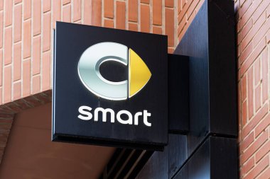 VALENCIA, İSPA - Şubat 02, 2022: Smart, Daimler AG 'nin Alman otomotiv markası ve bölümüdür.