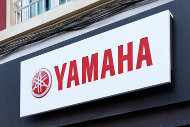 VALENCIA, İSPA - Şubat 02, 2022: Yamaha, Japon motosiklet üreticisi ve diğer motorlu ürünler.