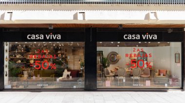 VALENCIA, İspanya - Şubat 02, 2022: Casa Viva, İspanyol markası mobilya ve dekorasyon mağazasıdır.