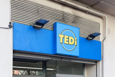 VALENCIA, İSPA - Şubat 02, 2022: Tedi, Alman gıda dışı, düşük fiyatlı perakendecidir.