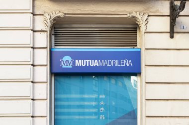 VALENCIA, İspanya - Şubat 02, 2022 Mutua Madrilena bir İspanyol sigorta şirketidir.