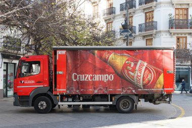 VALENCIA, İspanya - Şubat 02, 2022 Cruzcampo bir İspanyol bira fabrikası. Heineken şirketinin bir parçası.
