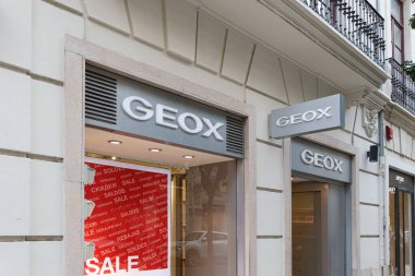VALENCIA, İSPA - 15 Şubat 2022: Geox İtalyan marka ayakkabı ve giysi markası.