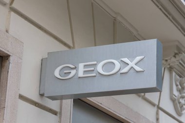 VALENCIA, İSPA - 15 Şubat 2022: Geox İtalyan marka ayakkabı ve giysi markası.