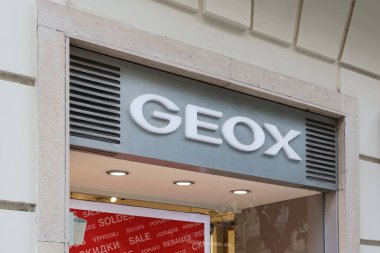 VALENCIA, İSPA - 15 Şubat 2022: Geox İtalyan marka ayakkabı ve giysi markası.