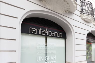 VALENCIA, İspanya - 15 Şubat 2022: Renta 4 Banco yatırım ürünleri ve hizmetleri alanında uzmanlaşmış bir finans kurumudur
