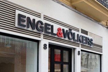 VALENCIA, İspanya - 15 Şubat 2022: Engel & Volkers, Almanya 'nın en üst düzey şirketlerinden biri.