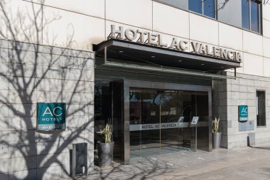 VALENCIA, İspanya - 22 Şubat 2022: Marriott 'un AC Hotelleri, ABD merkezli Marriott International otel grubuna ait bir İspanyol otel zinciri.