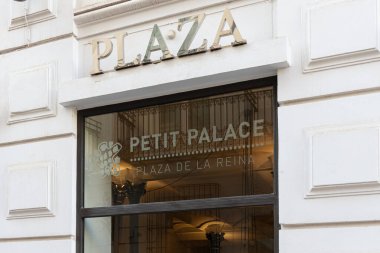 VALENCIA, İSPA - 02 Mart 2022 Petit Palace Plaza de la Reina tarihi bir binada bulunan bir butik oteldir.