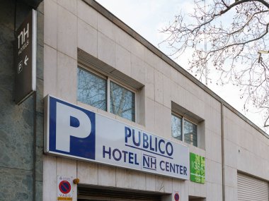 VALENCIA, İspanya - Mart 04, 2022 NH Hotel Group, İspanyol çokuluslu otel şirketidir.