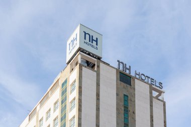 VALENCIA, İspanya - Mart 04, 2022 NH Hotel Group, İspanyol çokuluslu otel şirketidir.