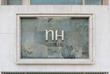 VALENCIA, İspanya - Mart 04, 2022 NH Hotel Group, İspanyol çokuluslu otel şirketidir.