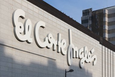 VALENCIA, İspanya - Mart 04, 2022: El Corte Ingles, İspanyol mağaza zinciri. Avrupa 'nın en büyük gruplarından biridir.