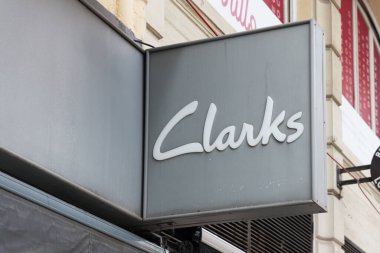 VALENCIA, İSPA - 10 Mart 2022 Clarks bir İngiliz ayakkabı imalat şirketi.