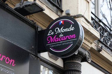 VALENCIA, İspanya - 10 Mart 2022: Şehir merkezinde Le Monde du Macaron mağazası