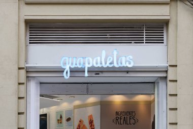 VALENCIA, İSPA - 10 Mart 2022: Guapaletas buzlu dondurma formatında zanaatkar dondurmacılardır