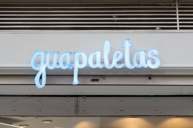 VALENCIA, İSPA - 10 Mart 2022: Guapaletas buzlu dondurma formatında zanaatkar dondurmacılardır