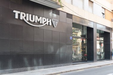 VALENCIA, İspanya - 28 Mart 2022: Triumph, İngiltere 'nin en büyük motosiklet üreticisi.