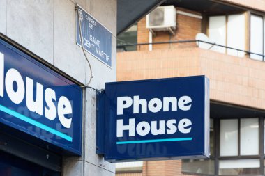 VALENCIA, İSPA - 07 Nisan 2022: Telefon Evi, İspanya 'daki en büyük telekomünikasyon ve hizmet dağıtıcısıdır.