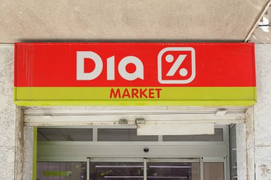 VALENCIA, İspanya - Nisan 07, 2022: DIA, İspanya 'nın çok uluslu indirimli süpermarket zinciri.