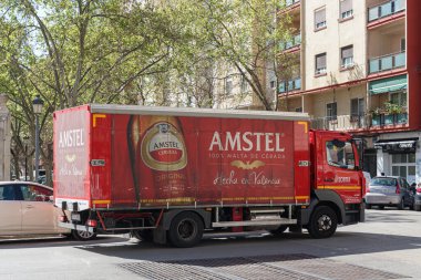 VALENCIA, İspanya - Nisan 07, 2022: Amstel, Heineken International 'ın 1968 yılından beri sahibi olduğu 1870 yılında kurulan bir Hollanda bira fabrikası.
