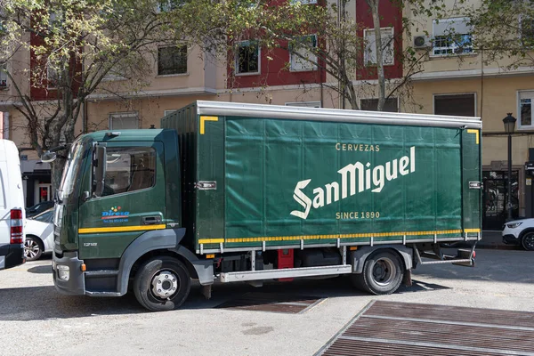 VALENCIA, İspanya - 07 Nisan 2022 - San Miguel, İspanya 'nın Endülüs kentinde kurulmuş bir bira imalat şirketidir.