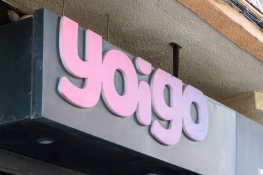 VALENCIA, İspanya - 07 Nisan 2022: Yoigo İspanya 'da mobil ağ operatörü ve İspanyol telekomünikasyon şirketi MasMovil' in yan kuruluşudur.