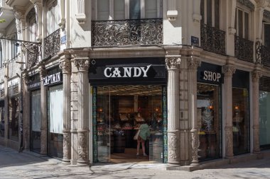 VALENCIA, İspanya - 07 Nisan 2022 Başkomiser Şekerci Valencia 'da yeni bir temalı şekerleme dükkanı