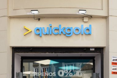 VALENCIA, İspanya - 14 Nisan 2022 Quickgold altın, mücevher ve para değişimi üzerine uzmanlaşmış bir mağaza zinciri.