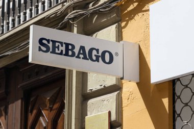 VALENCIA, İspanya - 14 Nisan 2022 Sebago, ABD 'li tekne, güverte ve giysi ayakkabıları üreten bir şirket.