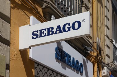 VALENCIA, İspanya - 14 Nisan 2022 Sebago, ABD 'li tekne, güverte ve giysi ayakkabıları üreten bir şirket.