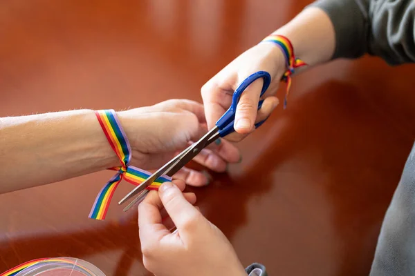 Gadis Yang Meletakkan Gelang Pelangi Lgbt Pergelangan Tangan Seorang Wanita — Stok Foto