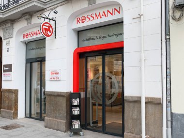 VALENCIA, İspanya - Mayıs 05, 2022: Rossmann Avrupa 'daki en büyük eczane zincirlerinden biridir