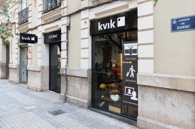 VALENCIA, İspanya - Mayıs 05, 2022 Kvik, modern mutfak ve tuvaletler konusunda uzmanlaşmış Danimarkalı bir şirket.