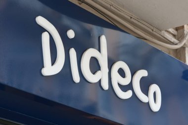 VALENCIA, İspanya - Mayıs 05, 2022: Dideco bir İspanyol eğitim oyuncakları mağazası zinciri.