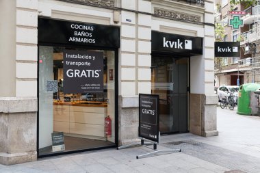 VALENCIA, İspanya - Mayıs 05, 2022 Kvik, modern mutfak ve tuvaletler konusunda uzmanlaşmış Danimarkalı bir şirket.