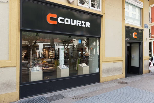 VALENCIA, İspanya - Mayıs 05, 2022 Courir Fransız spor ayakkabısı ve spor giyim mağazaları zinciri.
