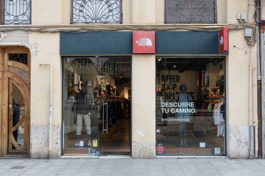 VALENCIA, İspanya - Mayıs 05, 2022: The North Face bir Amerikan açık hava eğlence ürünleri şirketidir.