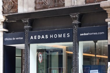 VALENCIA, İspanya - Mayıs 05, 2022: AEDAS Homes İspanya 'da yeni bir emlak müteahhidi.