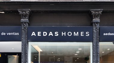 VALENCIA, İspanya - Mayıs 05, 2022: AEDAS Homes İspanya 'da yeni bir emlak müteahhidi.