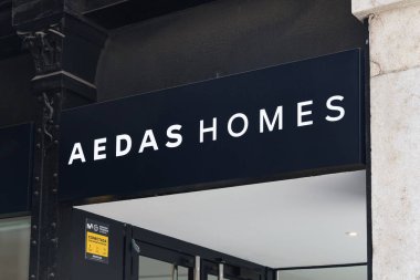 VALENCIA, İspanya - Mayıs 05, 2022: AEDAS Homes İspanya 'da yeni bir emlak müteahhidi.