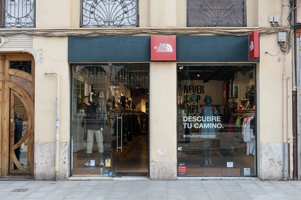 VALENCIA, İspanya - Mayıs 05, 2022: The North Face bir Amerikan açık hava eğlence ürünleri şirketidir.